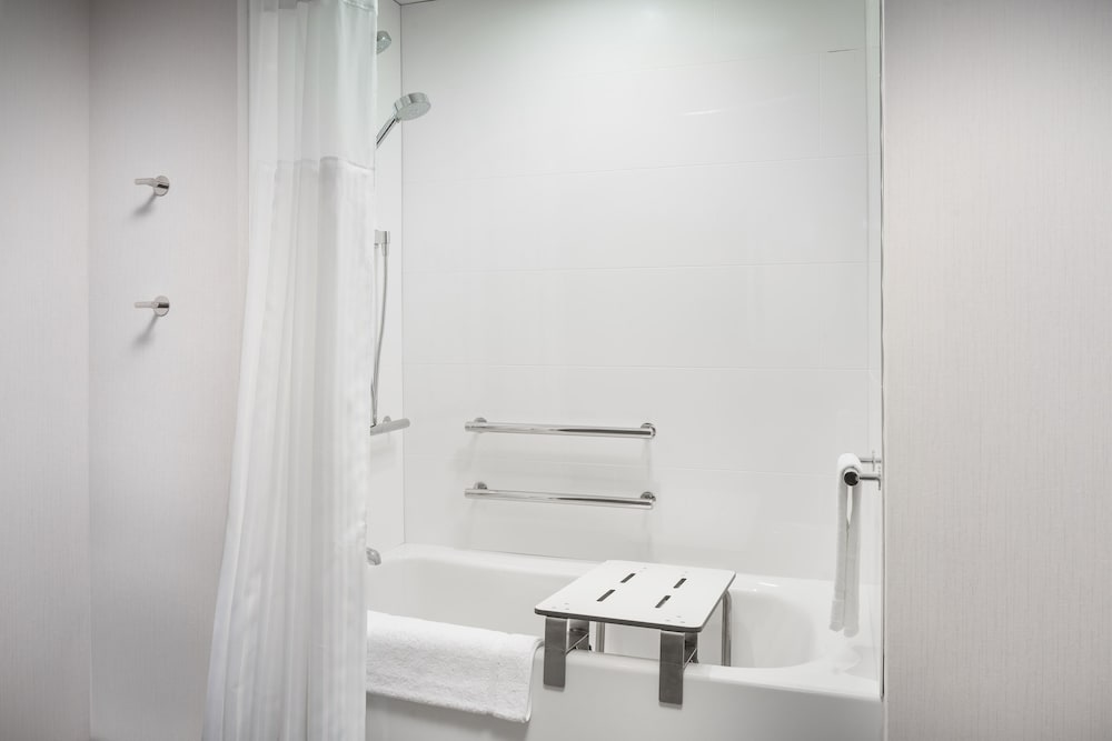 Room, 2 Queen Beds, Accessible, Bathtub - Photo 4