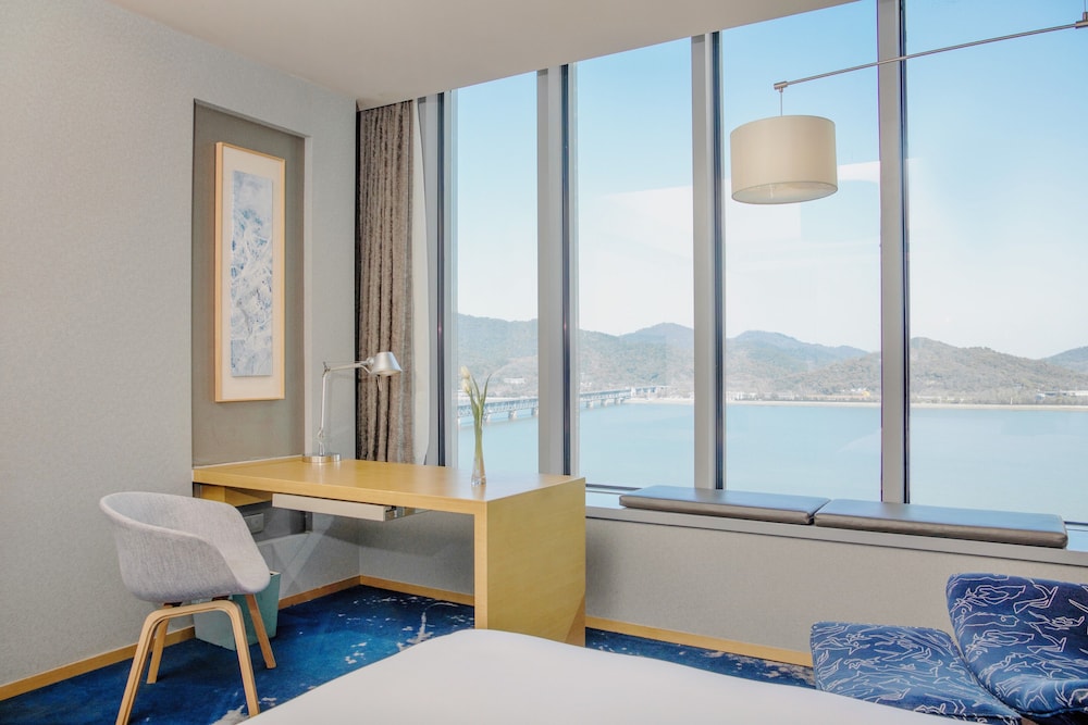 Club Room, 2 Double Beds, River View photo 2