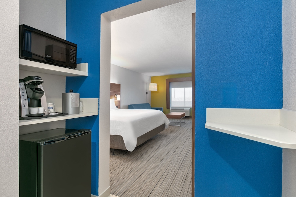 Suite, 1 King Bed - Photo 2