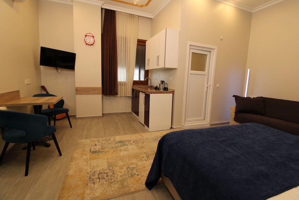 Family Room, Kitchen, City View photo 3