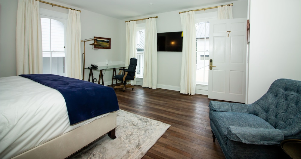 Historic Deluxe Single King Room