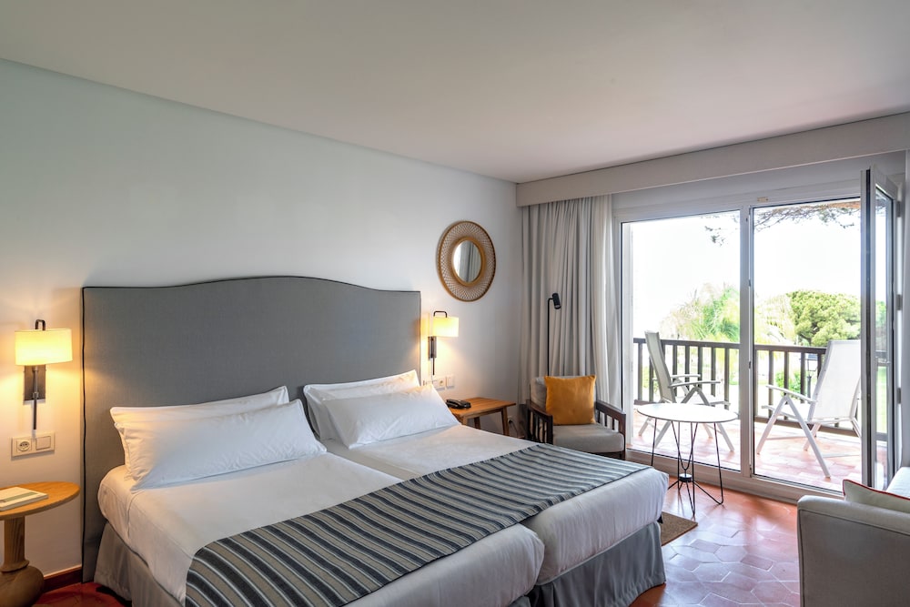 Standard Twin Room (3 Adults) photo 2