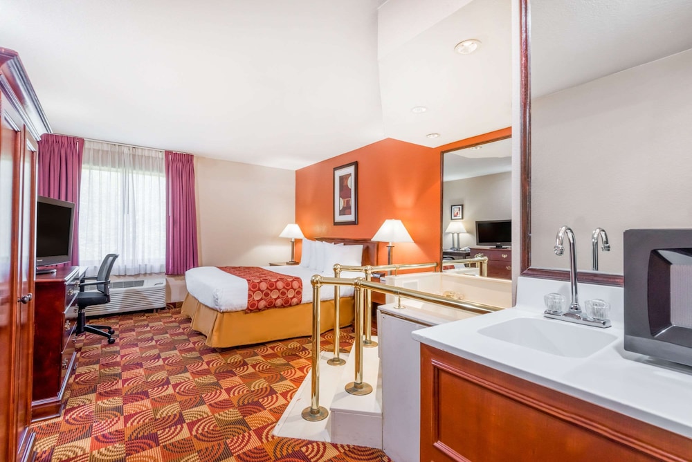 Upgraded, Room, 1 Queen Bed, Non Smoking, Jetted Tub - Photo 1