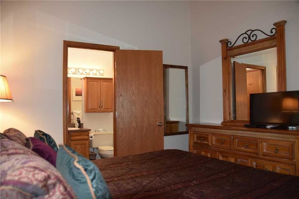 Classic Townhome, 2 Bedrooms, Fireplace photo 2