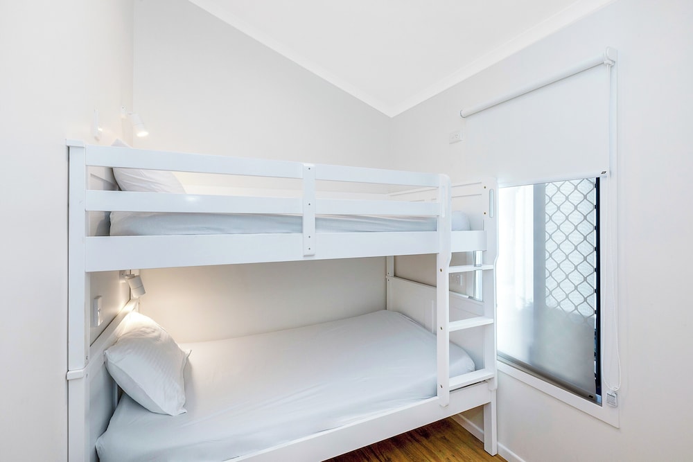 Deluxe Cabin - Sleeps 4 - Dog Friendly photo 1