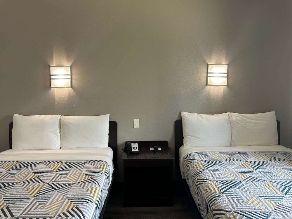 Deluxe Room, 2 Double Beds, Non Smoking, Refrigerator & Microwave photo 1