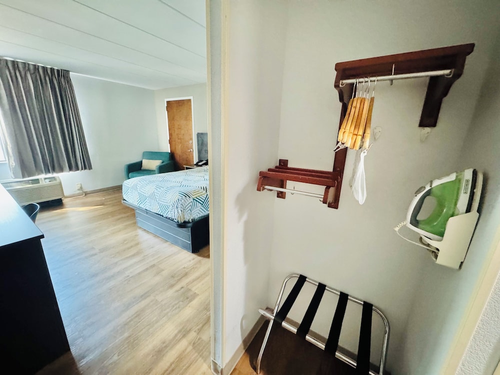 Standard Room, 1 Double Bed, Accessible, Non Smoking - Photo 5
