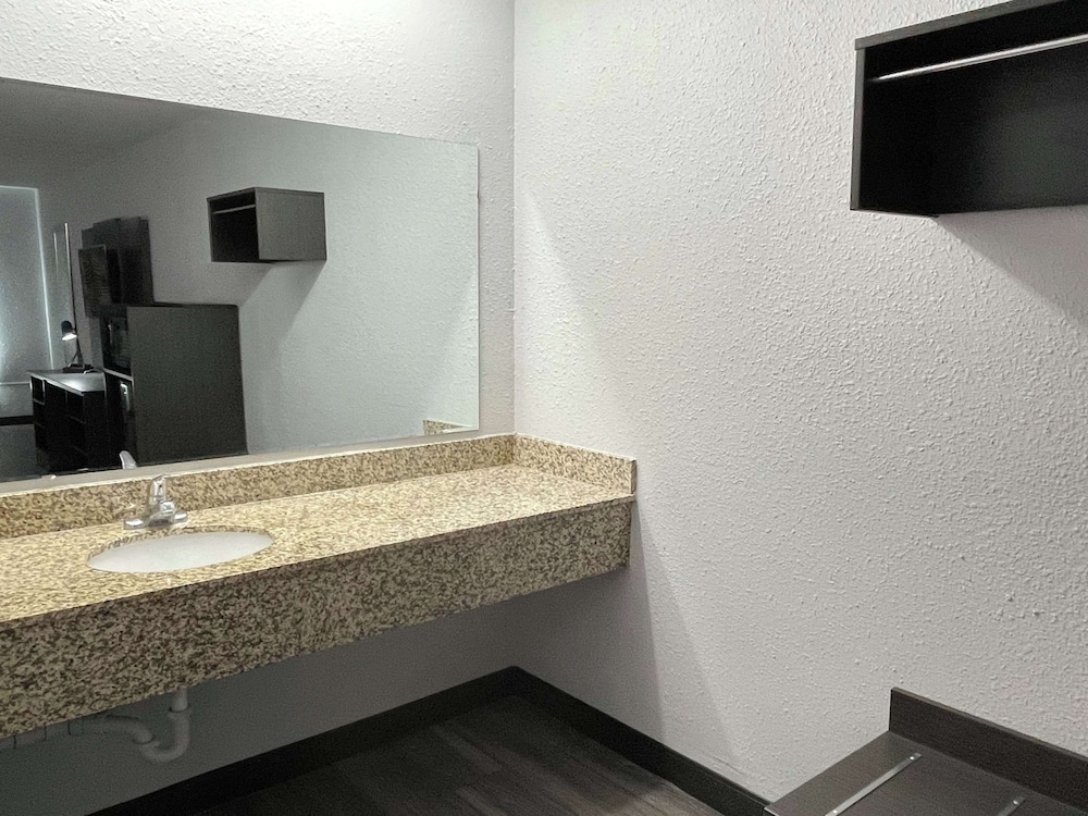 Deluxe Room, 1 King Bed, Smoking, Refrigerator & Microwave