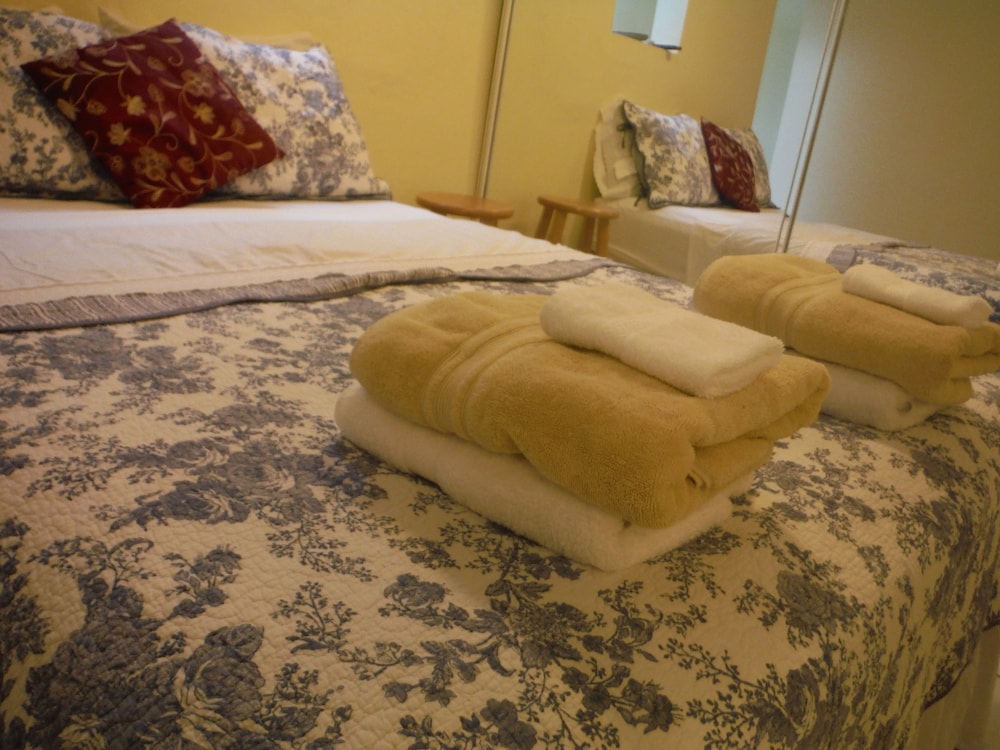 2 Bedroom Apartment, 1 Full and 1 Queen, Private Bathroom