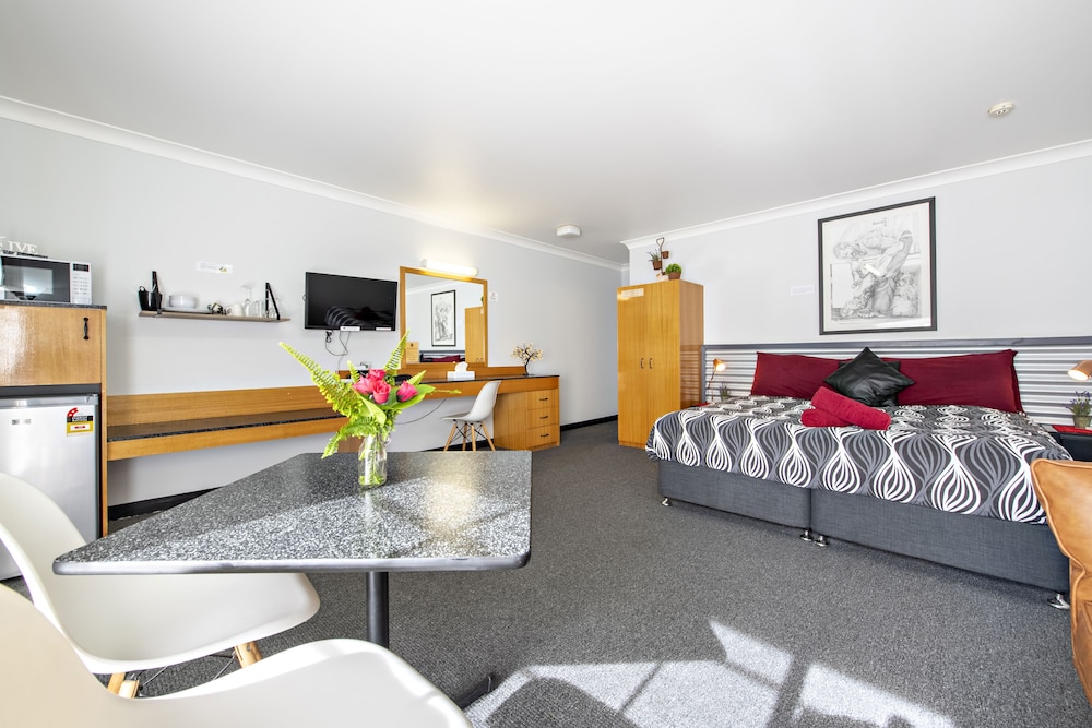 Deluxe King Suite photo 3