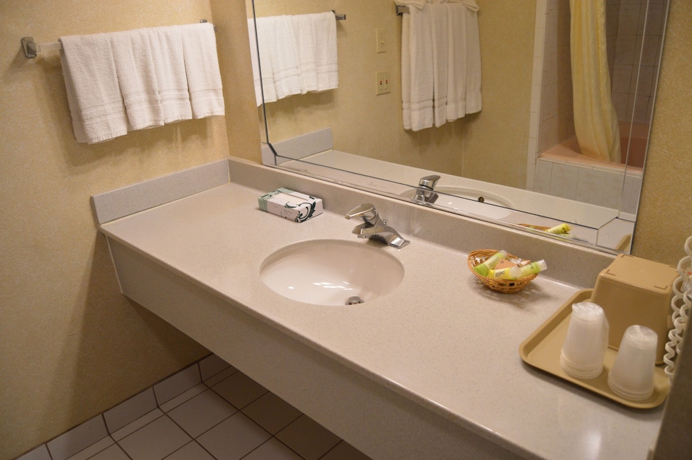 Room, 2 Queen Beds (Spa Tub and kitchenette) - Photo 5