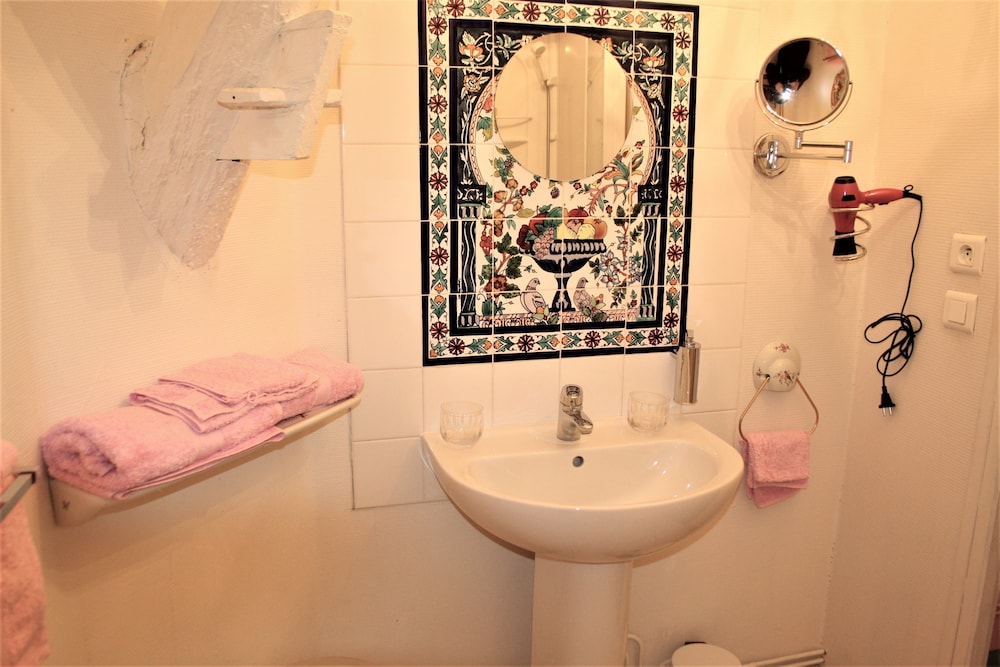 Classic Double Room, 1 Queen Bed, Courtyard View photo 3