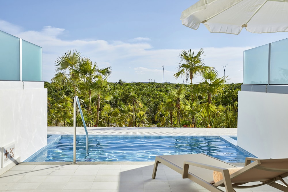 Junior Suite (Swim-Up, M)