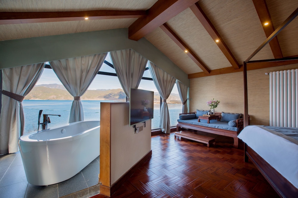 Family Room, Lake View photo 2