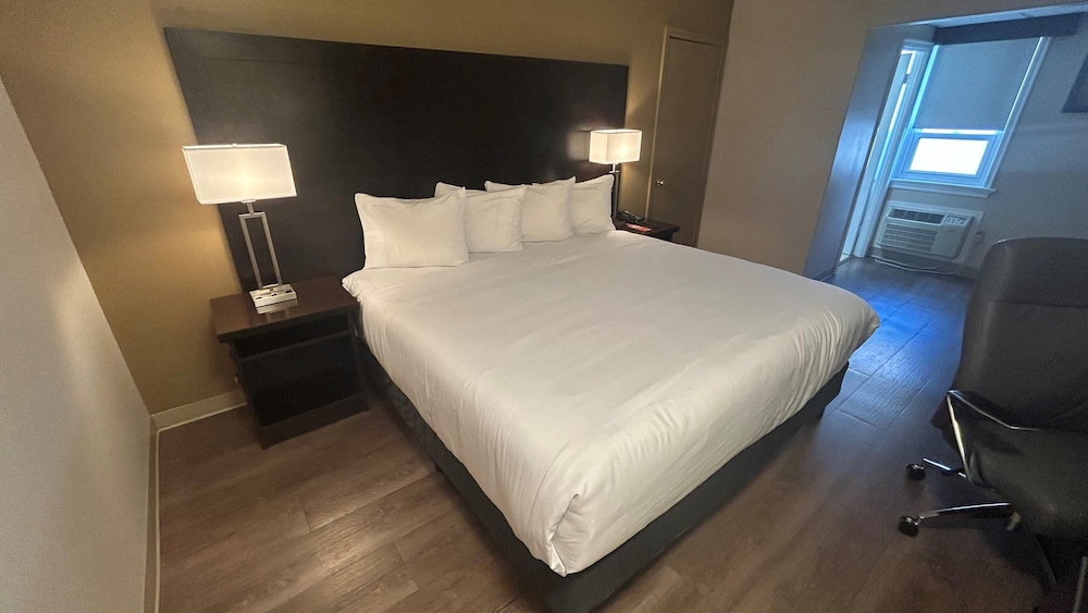 Room, 1 King Bed, Non Smoking (Upgrade) - Photo 1