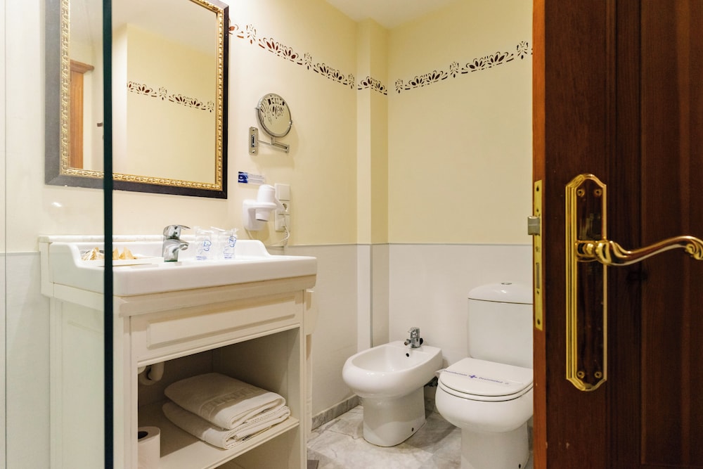 Superior Double or Twin Room, Balcony, Golf View - Photo 4