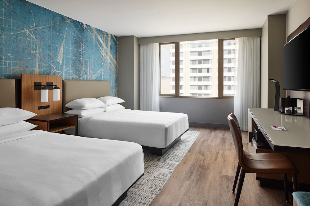 Room, 2 Queen Beds (Mobility Accessible, Roll-In Shower) thumbnail 5