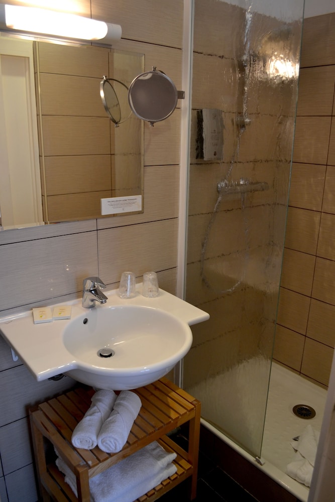 Standard Twin Room - Photo 4