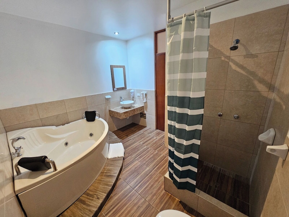 Deluxe Room, 1 Queen Bed, Hot Tub, Pool View