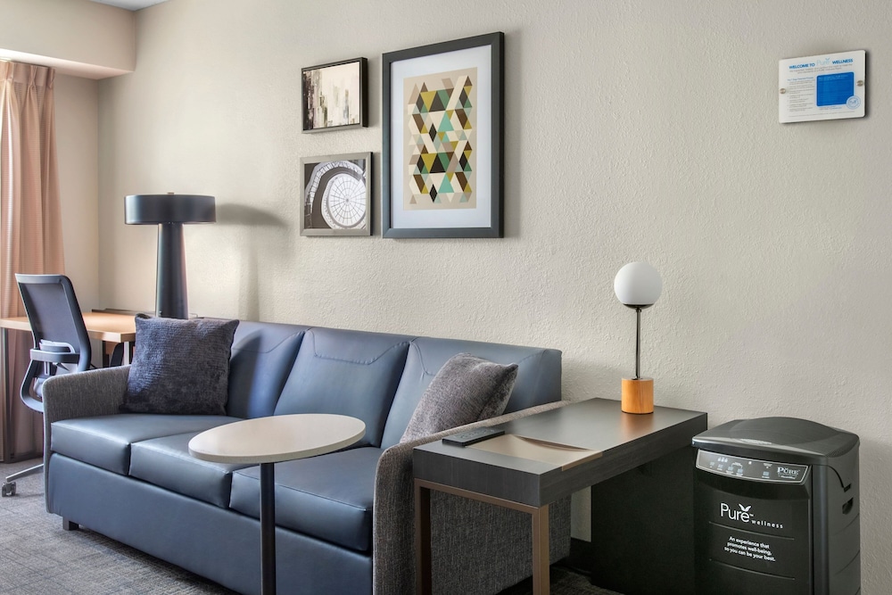 Suite, 1 Bedroom (Mobility/Hearing Access, Roll-in Shwr) photo 3