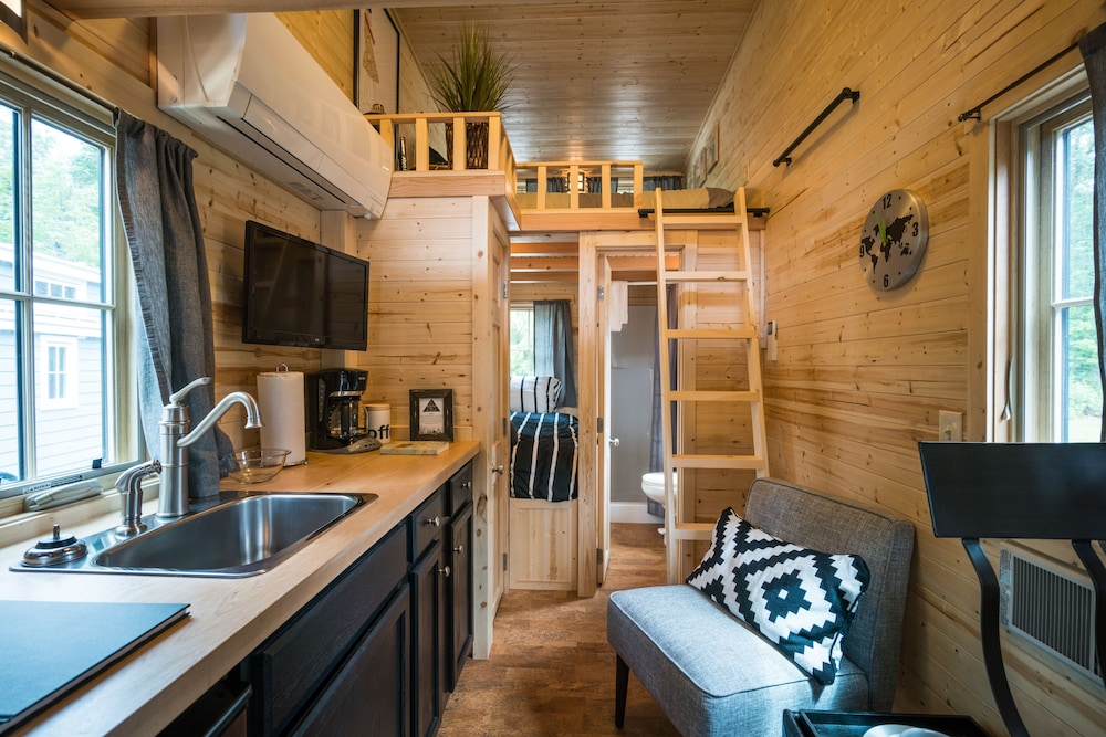 House, 1 Bedroom (No Pets, Tiny House, Linens Included) photo 3