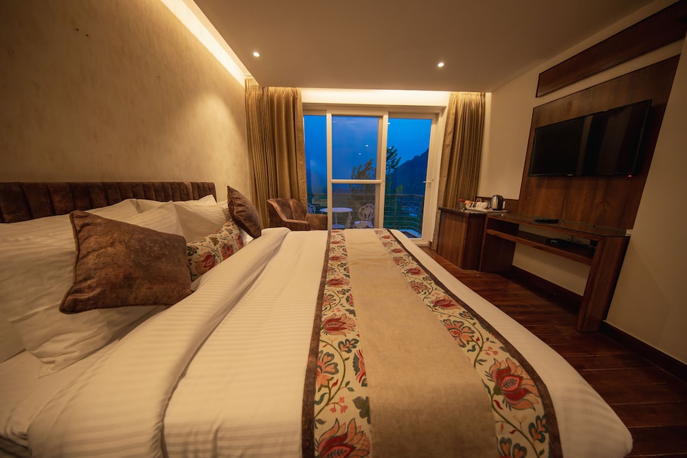 Premium Room with Private Balcony - Photo 12
