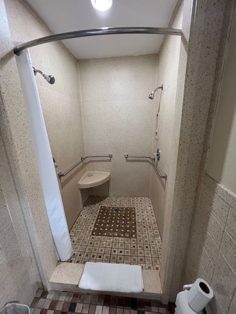 Suite (1 King and 1 Queen bed) - Photo 6