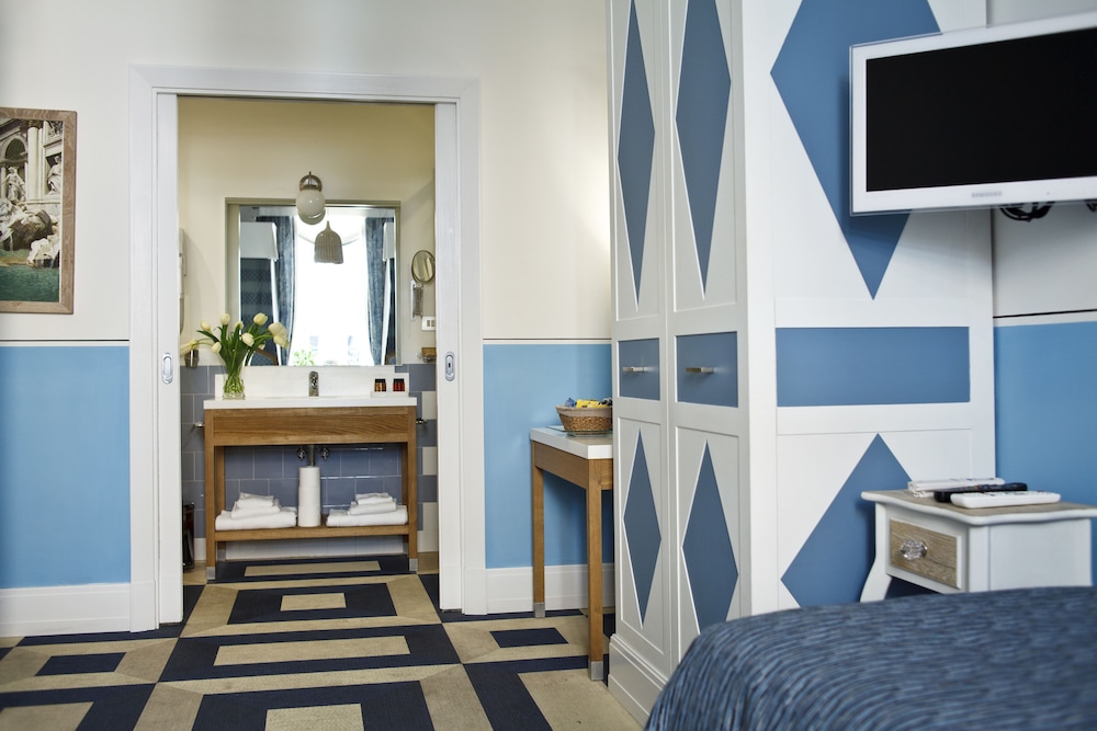 Deluxe Double or Twin Room (Suite Pantheon Via della Croce 33) photo 3