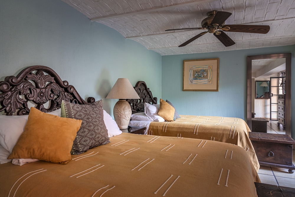 9 Las Flores: 2 Queen Beds, w/ Patio