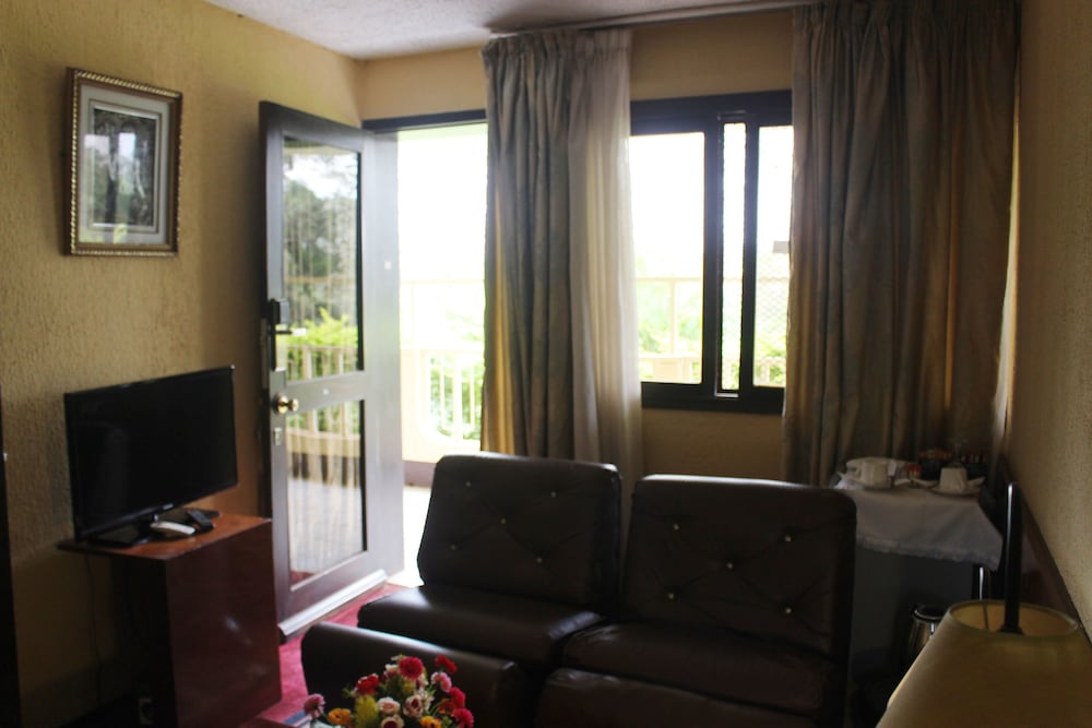 Suite, 1 Queen Bed, Smoking, Courtyard View photo 1