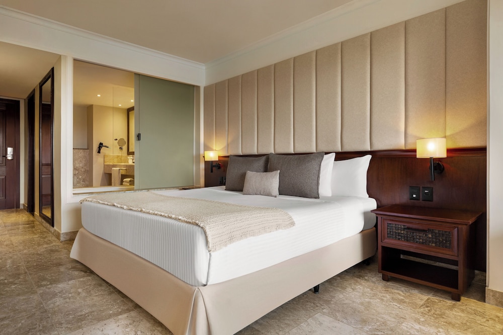 Signature Level Junior Suite Pool Access