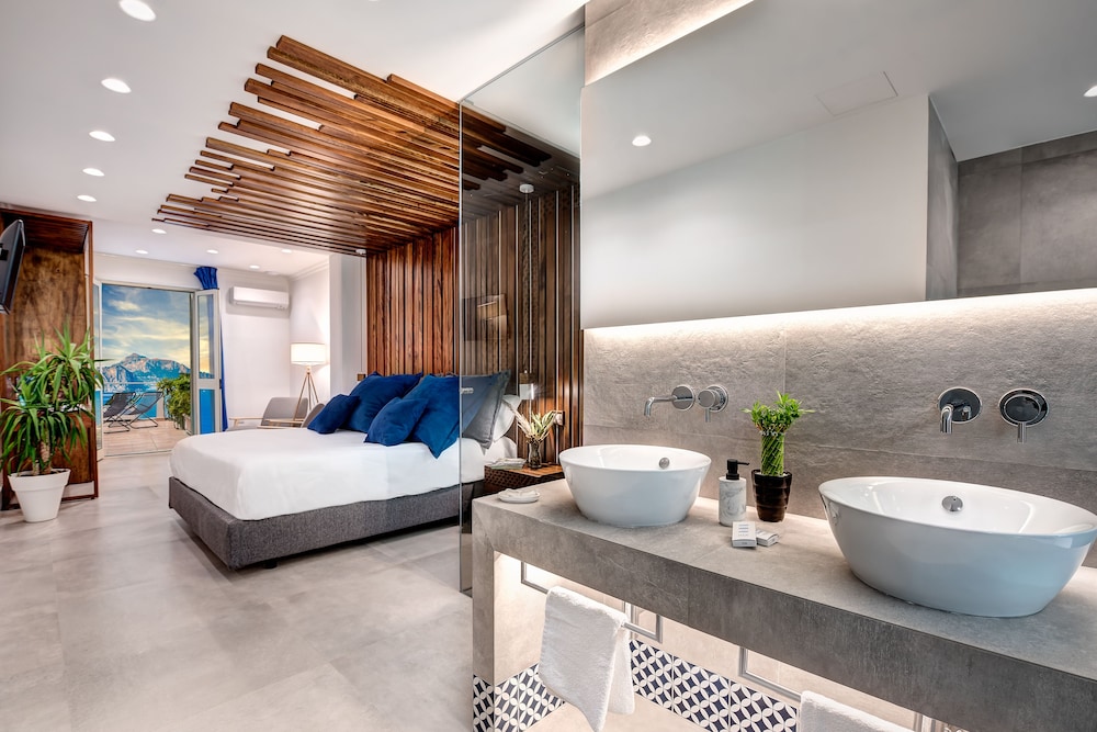 Junior Suite, 1 King Bed, Bathtub, Sea View - Photo 2
