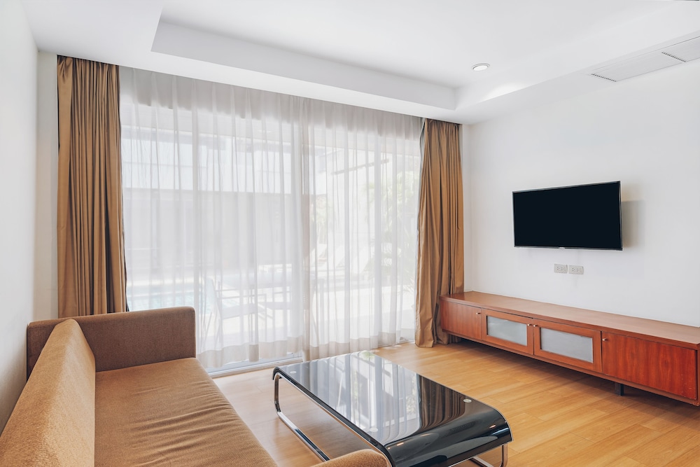 Pool Side Junior Suite - Photo 6