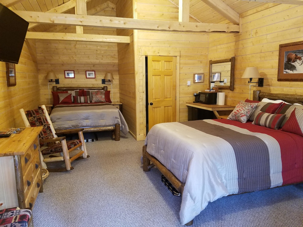 Deluxe Cabin, 2 Queen Beds, Refrigerator & Microwave