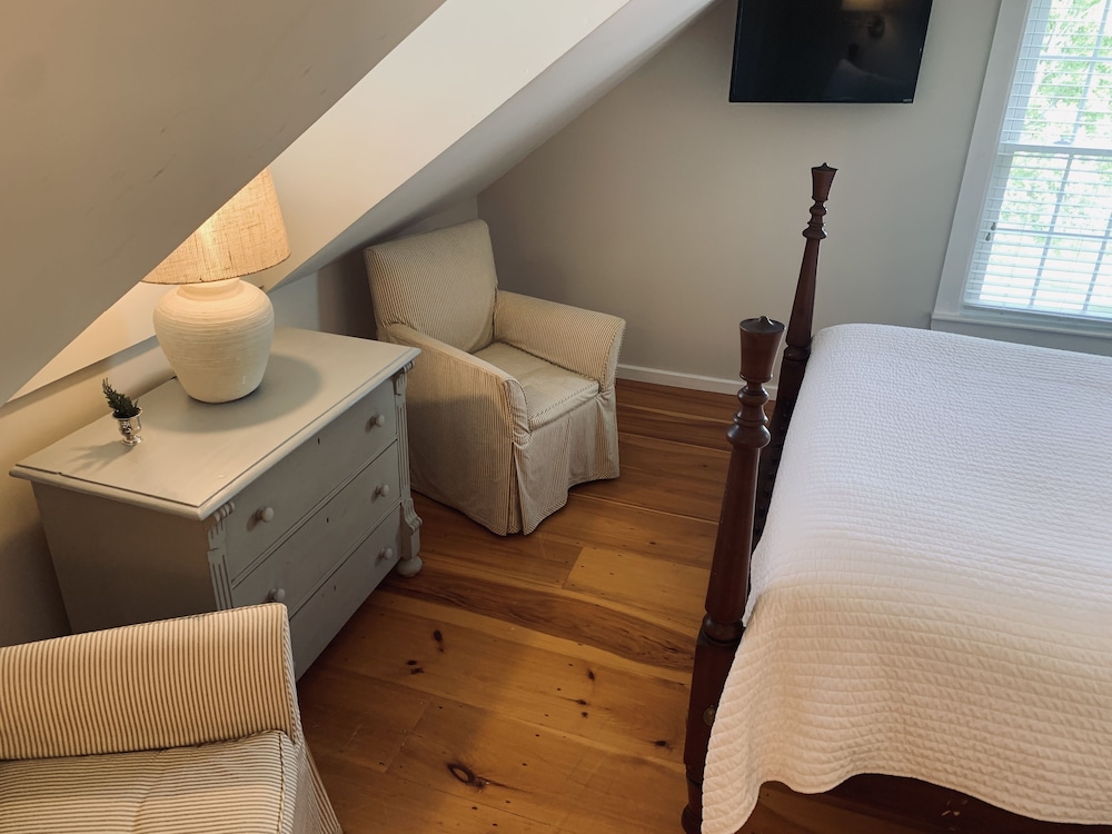 Room, 1 Queen Bed (Upstairs) photo 2