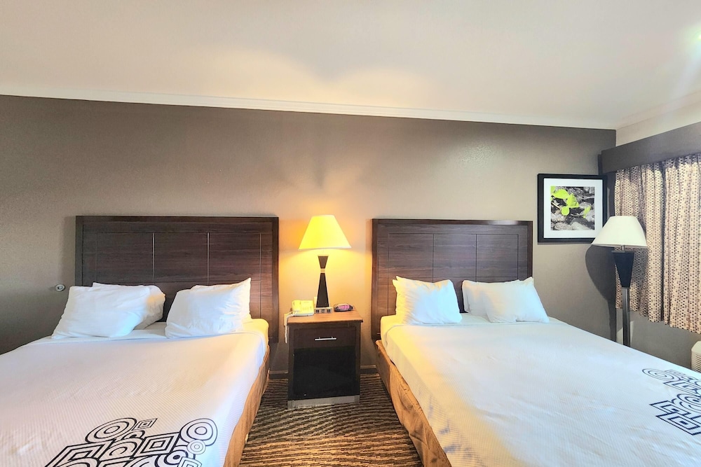 Room, 2 Queen Beds, Accessible, Non Smoking (Mobility, Bathtub w/grab bars) - Photo 4