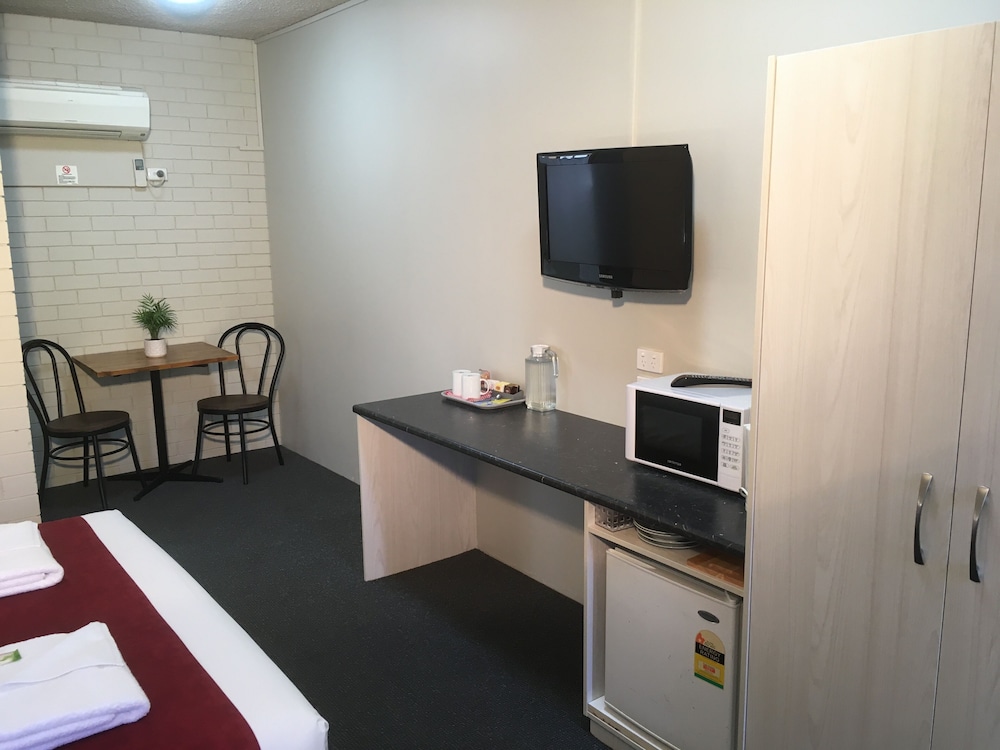 Twin Room (1 Queen + 1 Single) photo 2