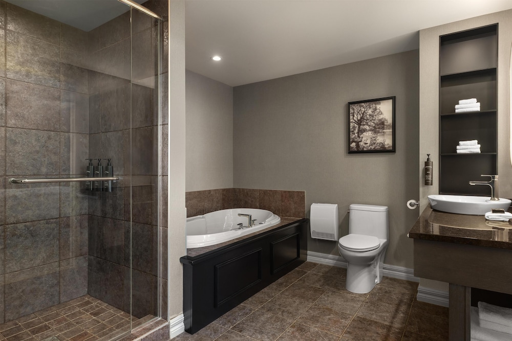 Suite, 1 Bedroom, Bathtub - Photo 7
