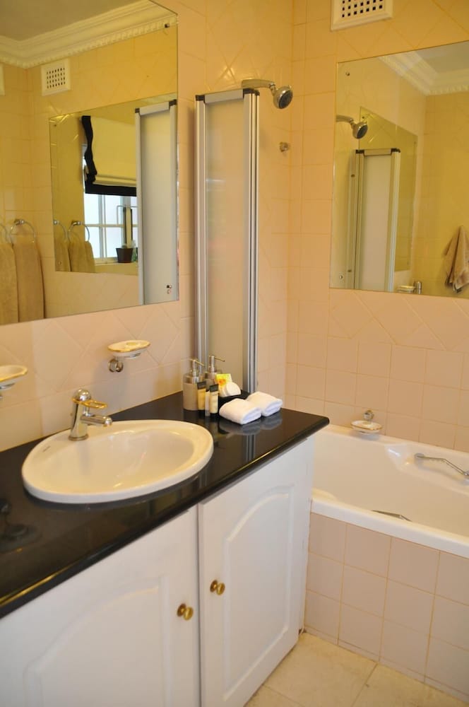 Deluxe Double Room, Ensuite photo 3