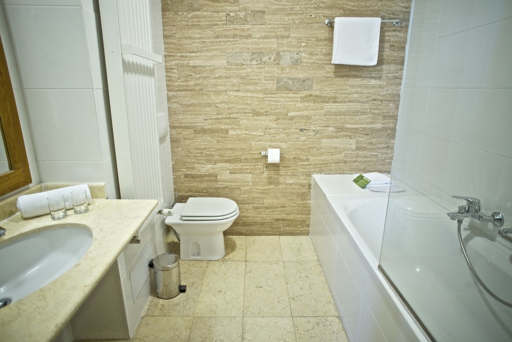 Deluxe Room - Photo 12