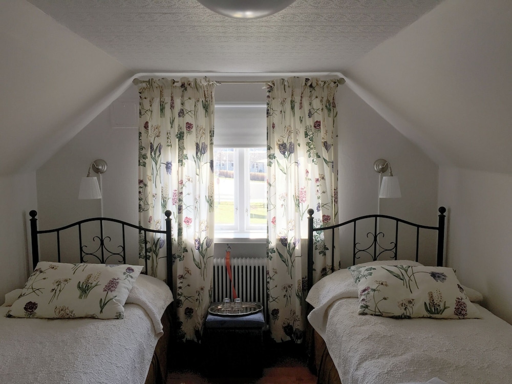 Basic Double Room, 2 Twin Beds photo 1