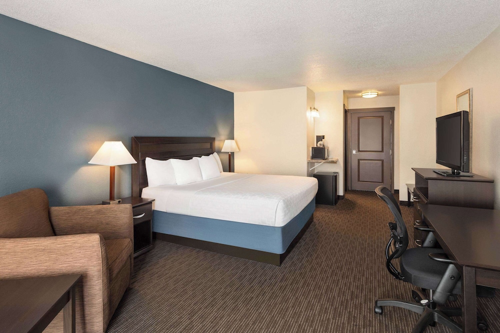 Deluxe Room, 1 King Bed, Non Smoking - Photo 3