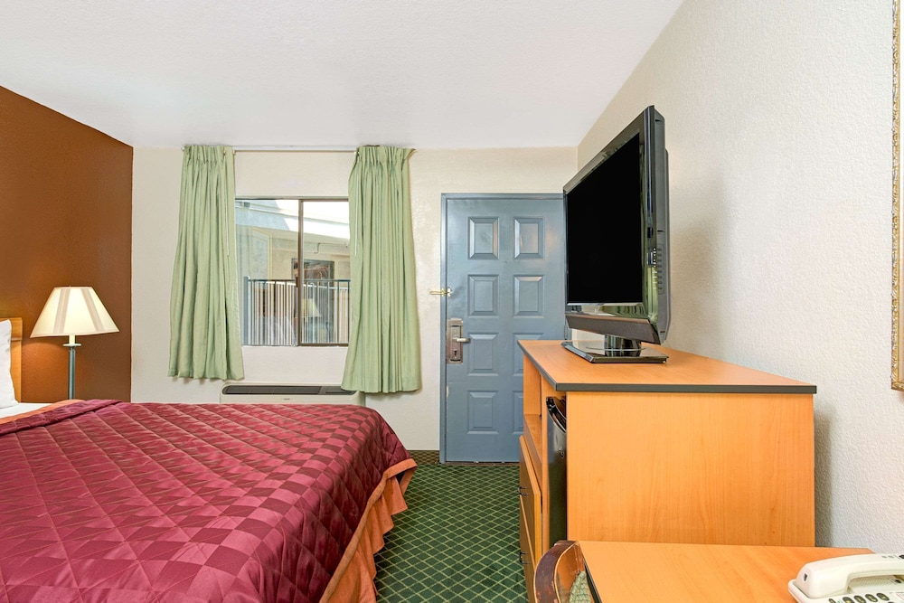 Standard Room, 1 King Bed - Photo 1