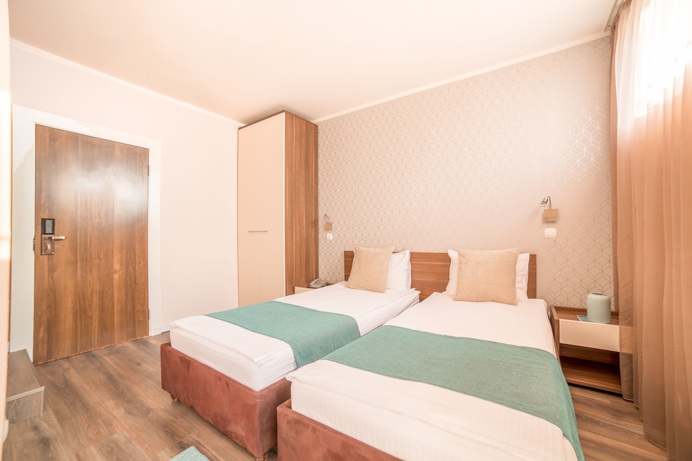 Standard Twin Room, 2 Twin Beds - Photo 2