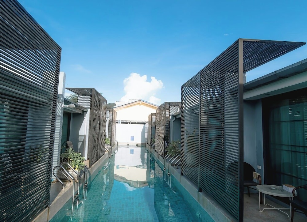 Premier Deluxe Pool Access - Photo 28