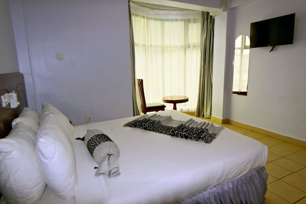 Standard Room, 1 King Bed, Private Bathroom, City View photo 3