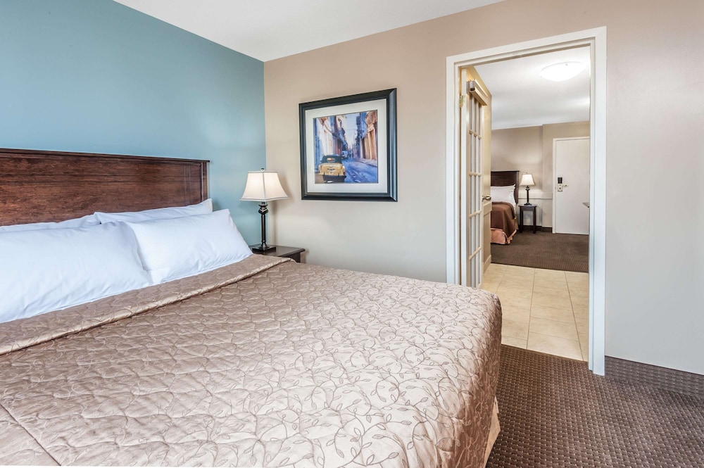 Suite, 1 Queen Bed with Sofa bed, Non Smoking - Photo 1