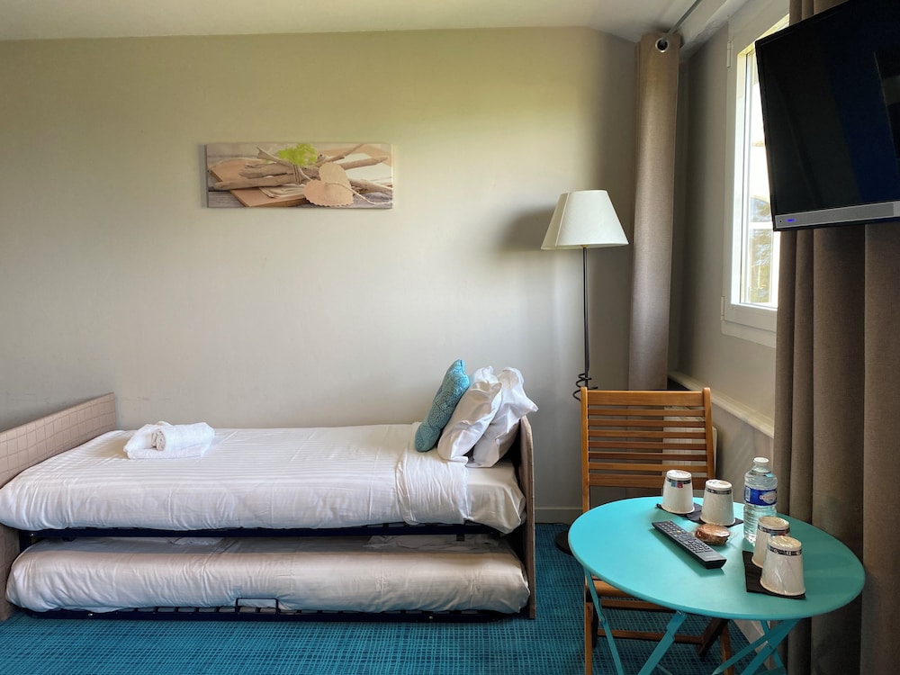 Economy Quadruple Room (Pavilion) - Photo 3