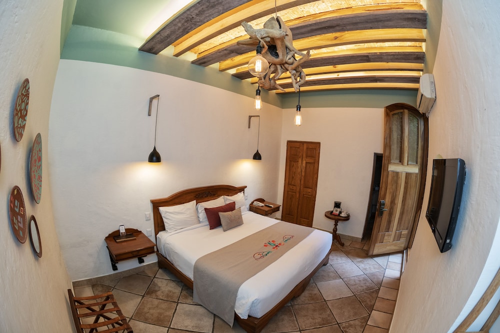 Superior Room, 1 King Bed photo 1
