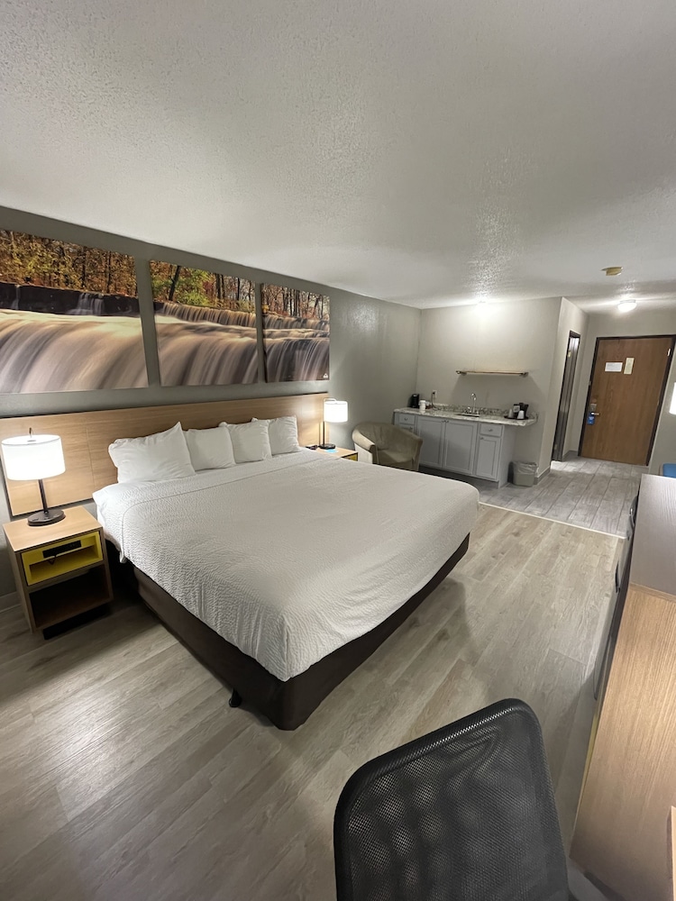 Standard Room, 1 King Bed - Photo 3